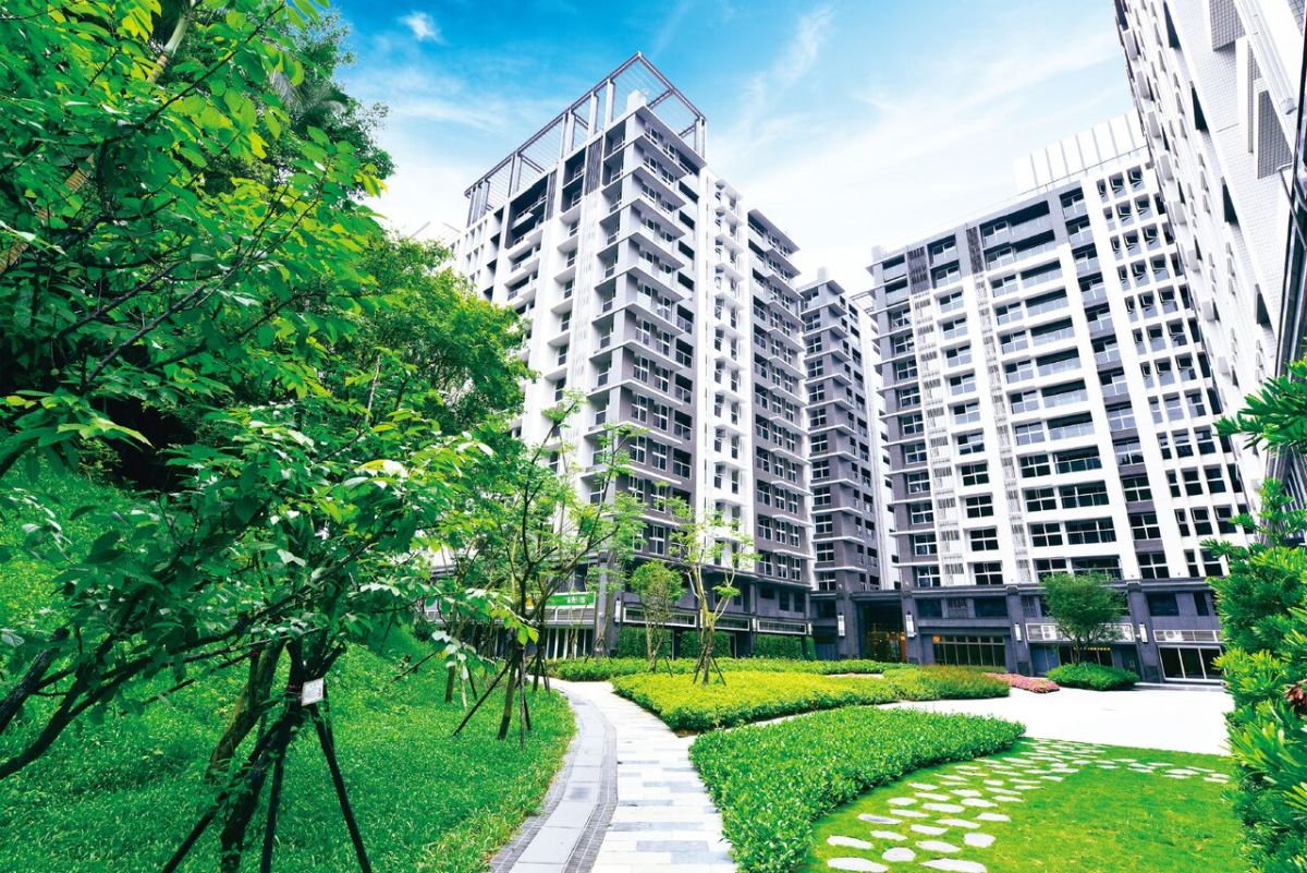 ▲《陽光PARK》喊出「創業置產首選」！主打「自備只要 1 成」、「總價含車位千萬有找」，「價格不變空間升級」，與「敦南車程 10 分鐘」等 4 大特色，強調 2 字頭適合年輕族群與首購族。（圖／陽光PARK提供）