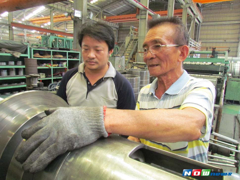 屏東昱鋐實業公司72歲薛南吉課長\\(右\\)，在公司運用缺工就業獎勵措施進用38歲部屬周登華\\(左\\)後，除了維持生產力，更傳承寶貴經驗。（圖／記者吳宇攝 , 2017.07.24）