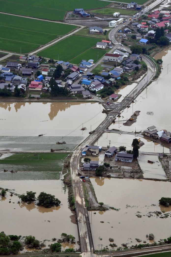 上周末，日本秋田縣降下破紀錄雨量，引發多處土石流，橋梁也遭沖斷。（圖／達志影像／美聯社）