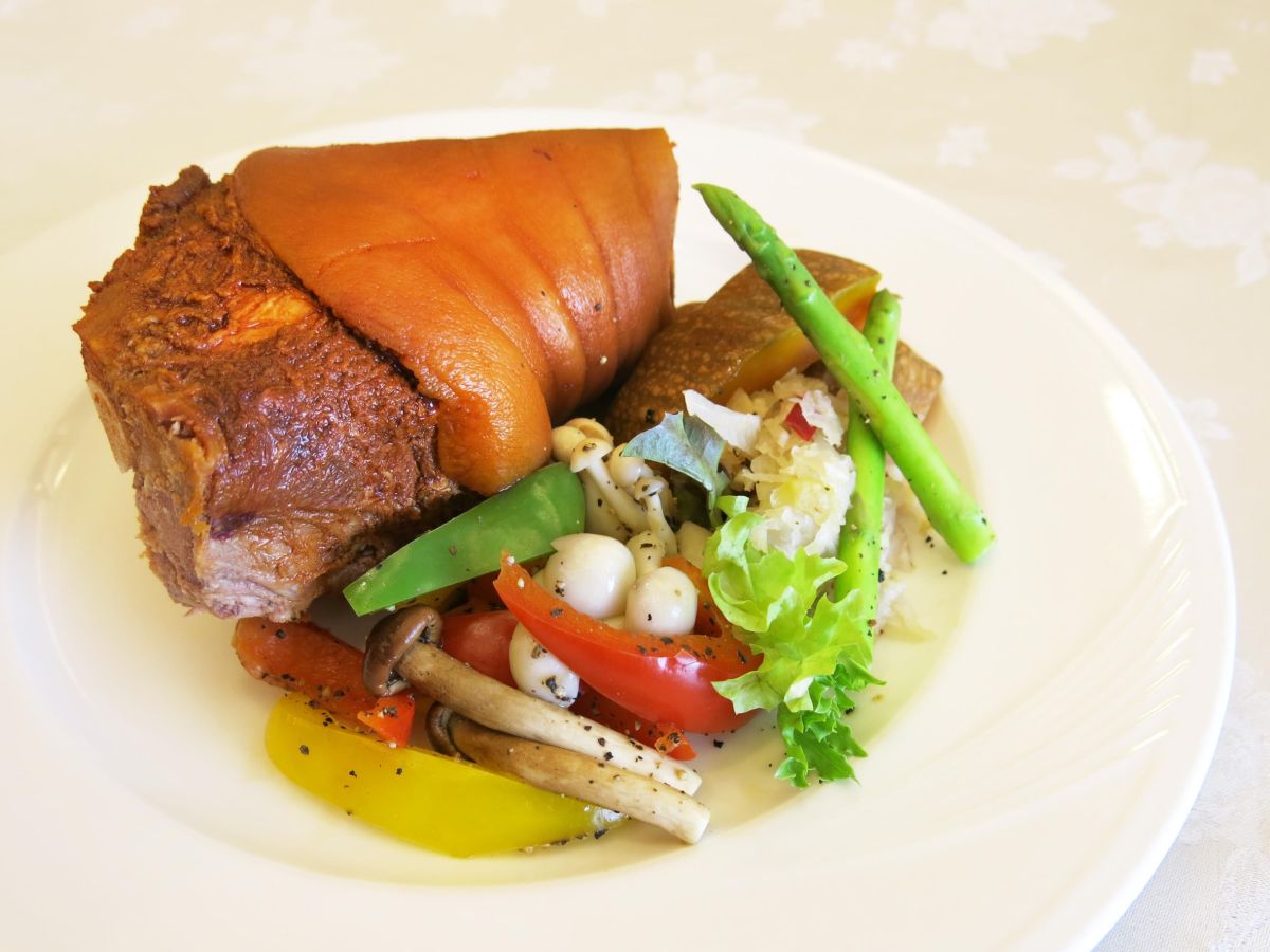 每逢農曆閏月，出嫁的女兒要送豬腳麵線給娘家的父母添福添壽（圖／主辦單位提供 , 2017.07.09）上傳自家圖庫中央社