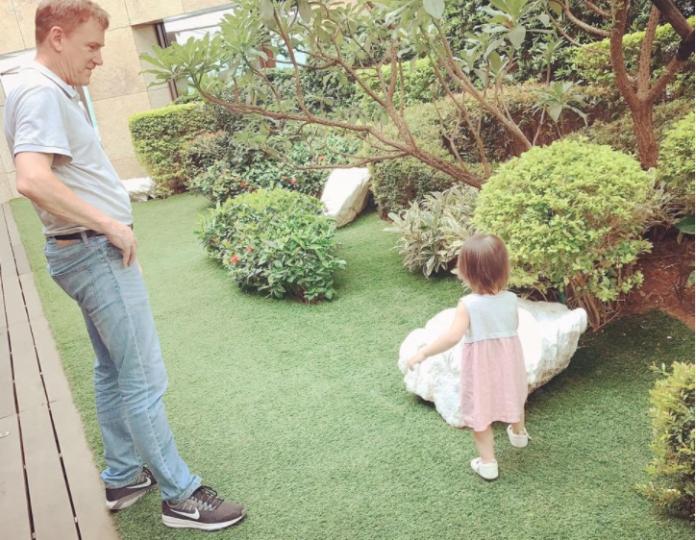 昆凌曬出父親與女兒小周周的溫馨合照。（圖／翻攝自臉書，20170.07.24）