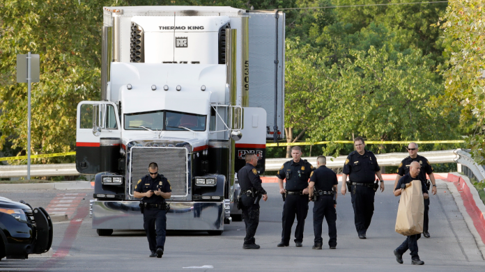 美國當地時間23日，德州聖安東尼奧市一間沃爾瑪商場的停車場內，一輛大型卡車被發現裝運38名偷渡客。（圖／達志影像／美聯社）