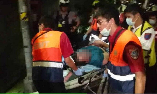警方救出吳姓夫妻並將2人送醫。（圖／社會中心翻攝）