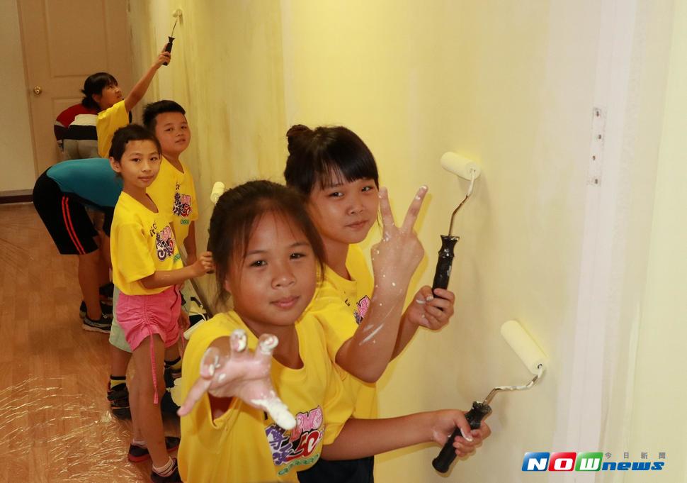 特力集團舉辦特力志工日，志工特別與家扶兒一起來粉刷夢想的家。（圖／記者陳雅芳攝，2017.7.23）