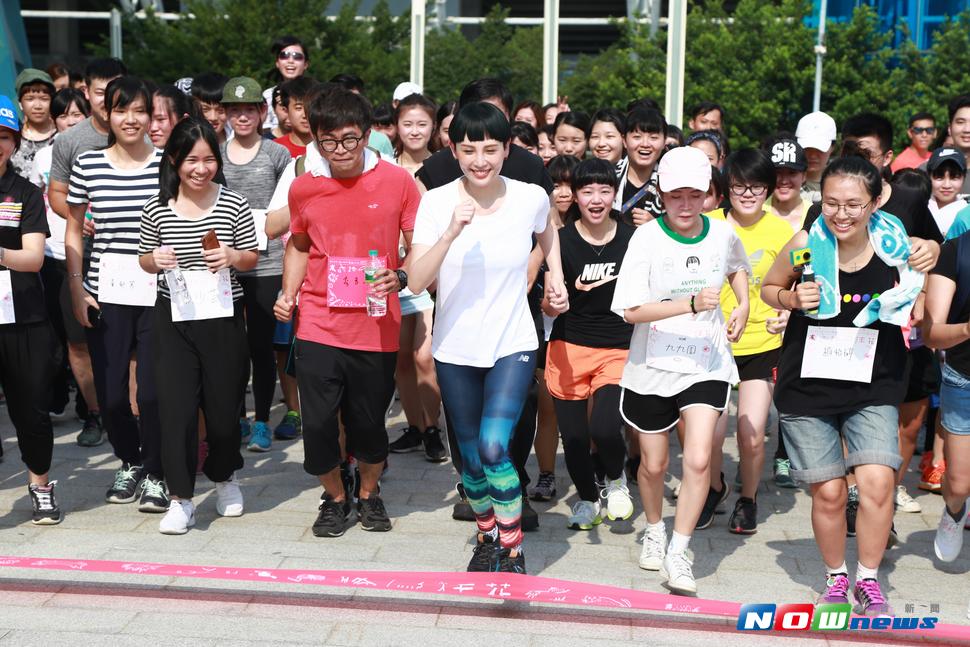 ▲魏如萱為7/26舉辦的演唱會提前暖身揪粉絲們一起繞小巨蛋周邊一圈路跑（圖／記者葉政勳攝 , 2017.07.23）