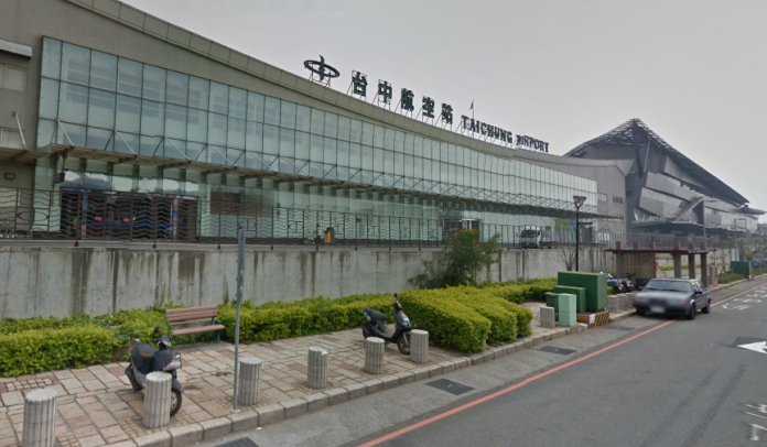 台中清泉崗機場下午發生一起地勤拖車誤撞飛機的意外。（圖／翻攝自google map）