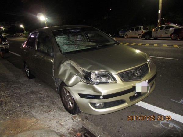 洪男駕駛的車輛車頭凹陷、擋風玻璃破裂。（圖／社會中心翻攝）
