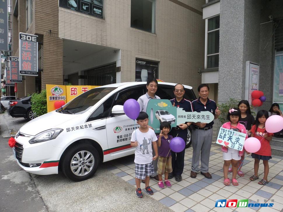 「天來水果行」老闆邱明賢\\(左\\)開著邱天來紀念號愛幼專車到屏東家扶捐贈。（圖／記者陳宗傑攝,2017.07.23）