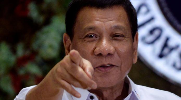 自23日起，菲律賓總統杜特蒂大力推動的禁菸令在菲律賓全國正式上路。（圖／翻攝自RT）