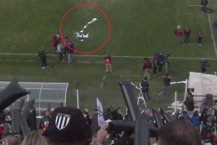 近日，在阿根廷一場足球賽上，一名球迷疑似因嫌拍攝的無人機礙眼，因此從看台上丟了捲筒衛生紙將無人機擊落。（圖／國際中心翻攝）