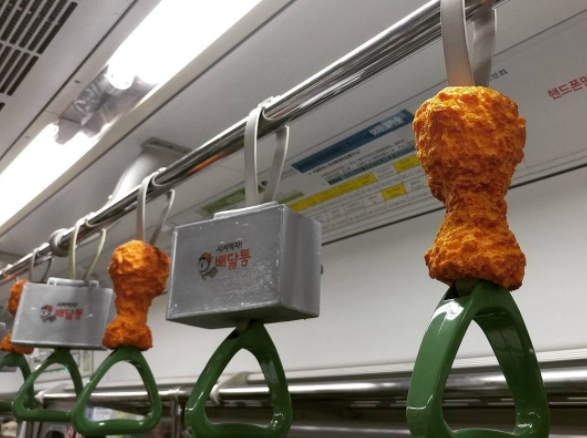 ▲韓地鐵「炸雞」拉環，網友：看到都餓了。（圖／翻攝自IG）