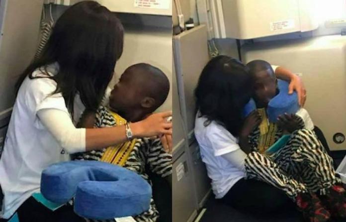 一名女子在飛機上用愛心和專業成功安撫一名自閉兒男童。（圖／翻攝自Good News Network）