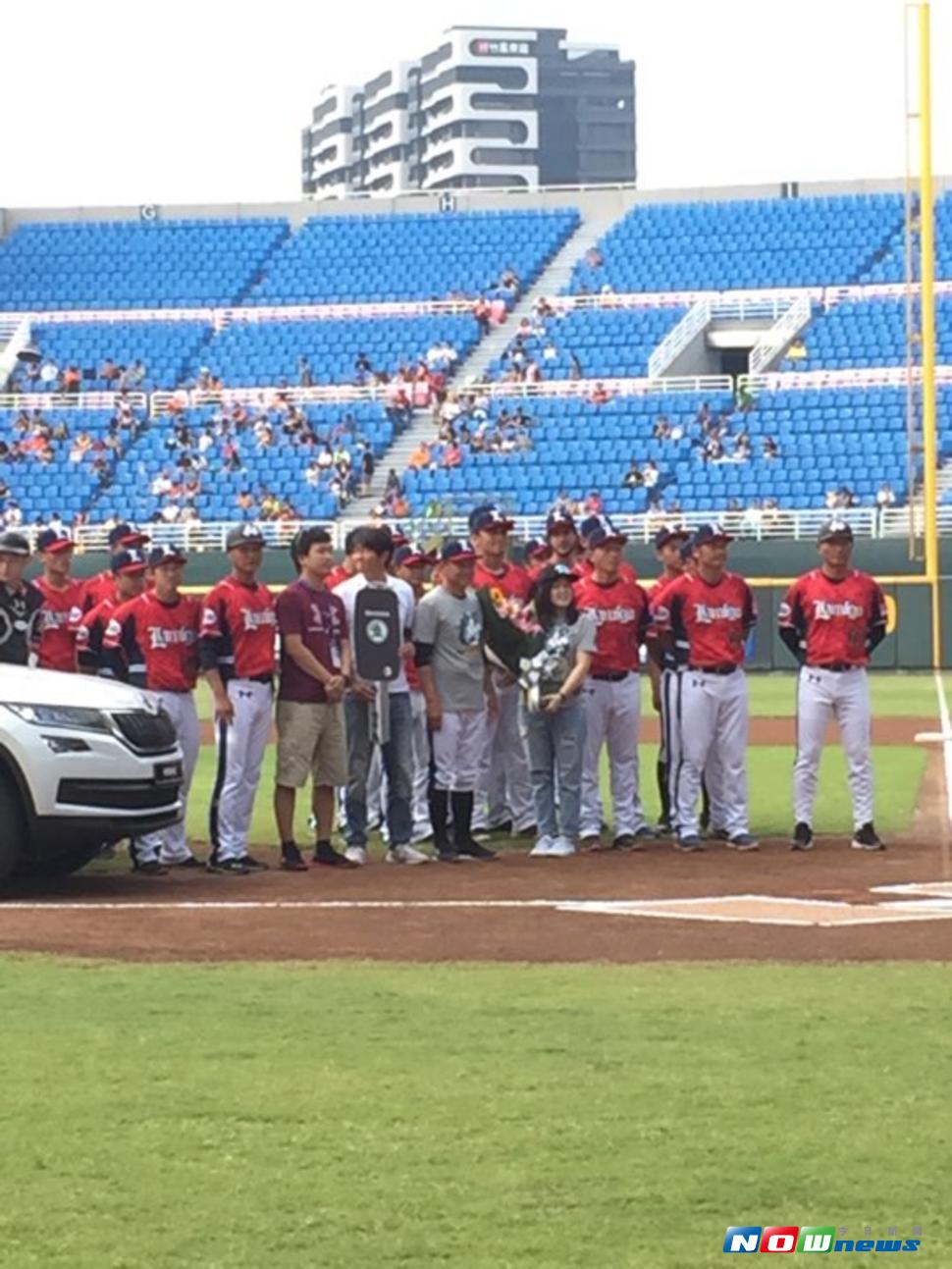 猿隊總教練洪一中（前灰衣左）和小女兒洪言菱（前灰衣右）。（圖／張育嘉攝 ）