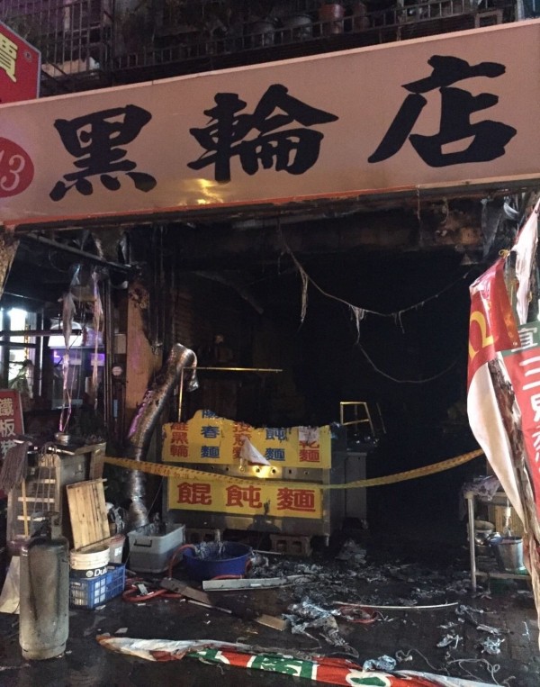 台中又發生氣爆，一樓店面全燒毀。（圖／社會中心翻攝）