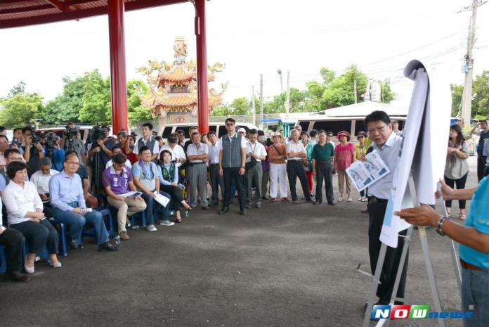 行政院長林全22日在屏東縣長潘孟安陪同，到新園鄉的鹽埔漁港視察。（圖／記者蔡承宏攝 , 2017.07.22）