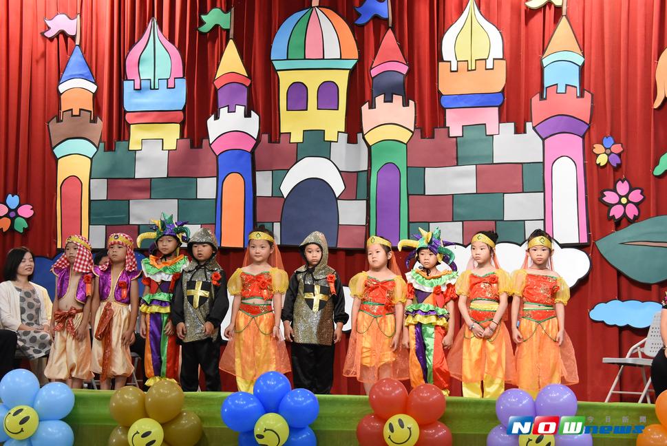 伸港鄉立幼兒園舉行第19屆畢業典禮，縣長魏明谷祝福小朋友順利邁向人生的新階段。（圖／記者陳雅芳攝，2017.7.22）