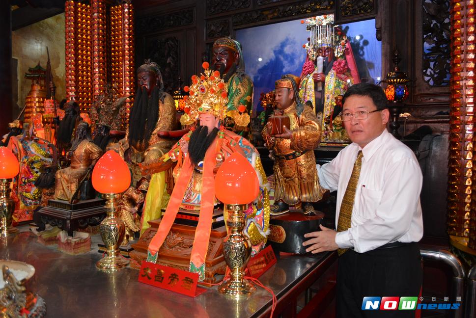 彰化市公所將辦理彰邑關帝廟關聖帝君移駕臨時行宮活動，號召5000人以人力接龍幫「神尊」移駕，市長邱建富勘查前置作業。（圖／記者陳雅芳攝，2017.7.22）