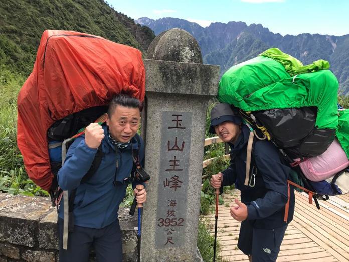 ▲Kid（右）與邰智源在玉山主峰3952公尺開直播，號稱「最高直播」。（圖／翻攝自Kid臉書 , 2017.07.22）