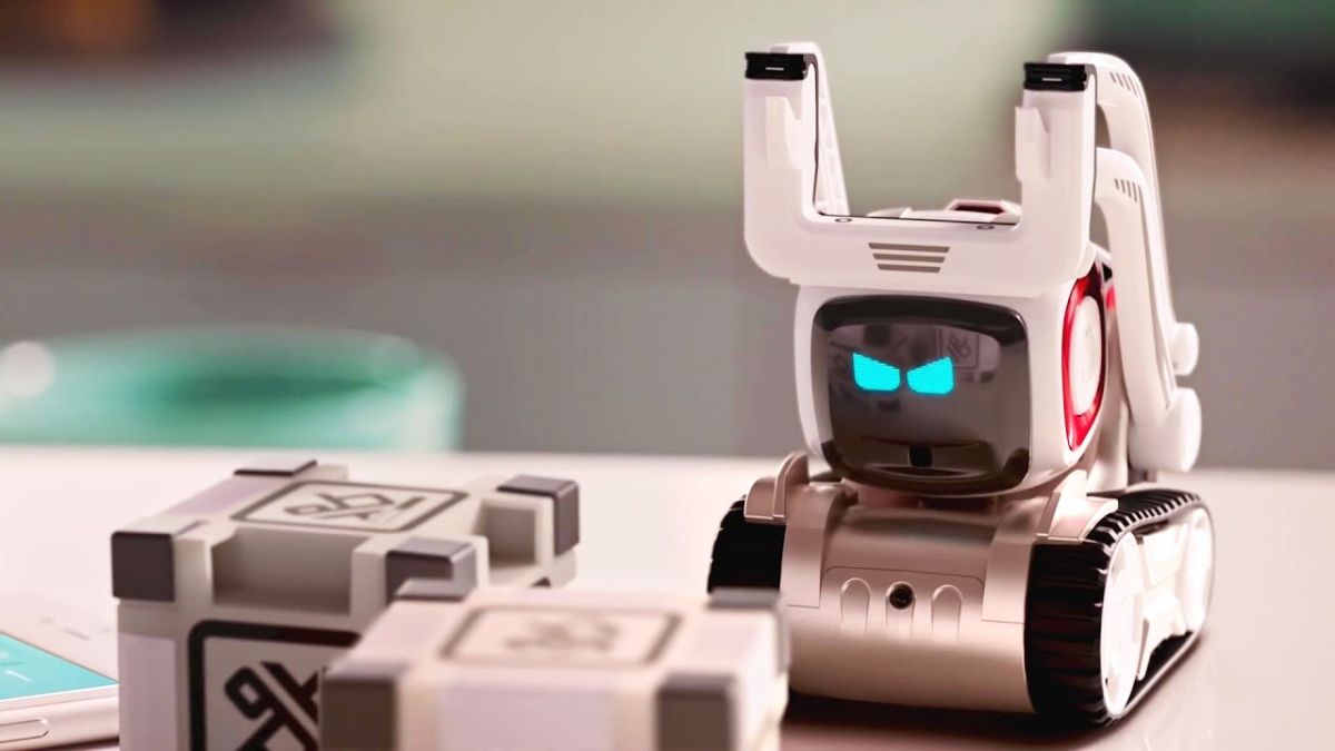 ▲憤怒的COZMO，不顧一切推倒方塊。（圖／翻攝自YouTube）