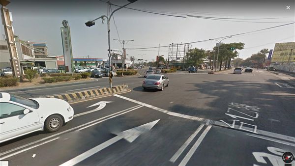 台中市大雅區一名21歲女大生21日幫家中麵店外送時，遭水泥車輾過頭部，當場死亡。（圖／翻攝自Google map）