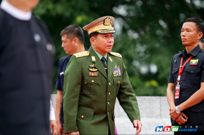 緬甸軍方總司令Min Aung Hlaing一級上將於2017年7月19日至仰光向已故上將Aung San致敬。（圖／翻攝自New Straits Times）