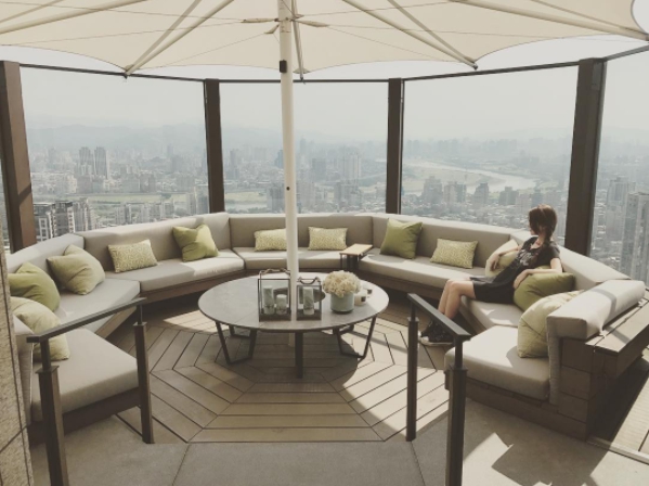 昆凌坐在頂樓公設，俯瞰360度台北美景。（圖／翻攝自IG，2017.07.22）