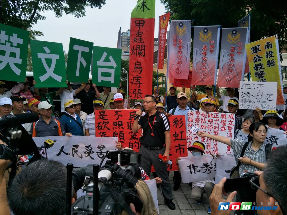 總統蔡英文出席在台中林酒店舉行的亞洲台商年會開幕式，反年改團體如影隨形聚集抗議（圖／柳榮俊攝 , 2017.7.17）