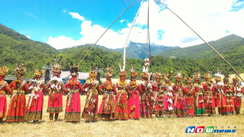 東興村達魯瑪克部落收穫節暨鞦韆文化祭今\\(21\\)日上午9時部落青年會先至頭目古明德家中傳訊息，並恭迎到會場，開幕式於上午10時在東興村堤防外環廣場舉行。（圖／臺東縣政府提供，2017.07.21）