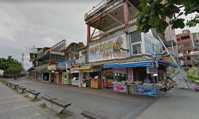 淡水老街上有許多小吃攤商。（圖／翻攝自google map）