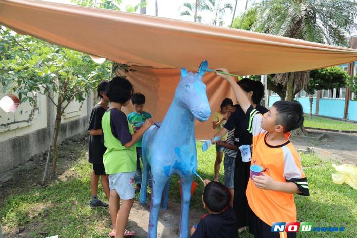 二林鎮興華國小利用暑假「夏日樂學」營隊將校內的動物進行「彩妝」，讓學生們自己動手做發揮創意，校園變成小型動物園。（圖／記者陳雅芳攝，2017.7.21）
