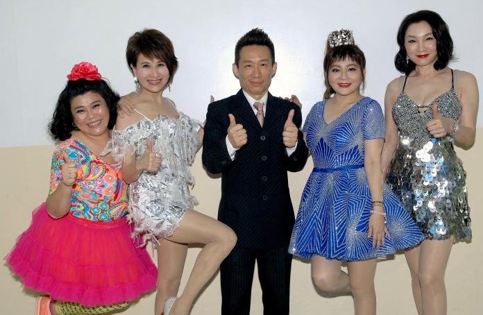 林美秀（左起）、向娃、郭子乾、王彩樺、張瓊姿在《2017愛傳承關懷演唱會》賣力演出。（圖／華視提供 , 2017.07.21）
