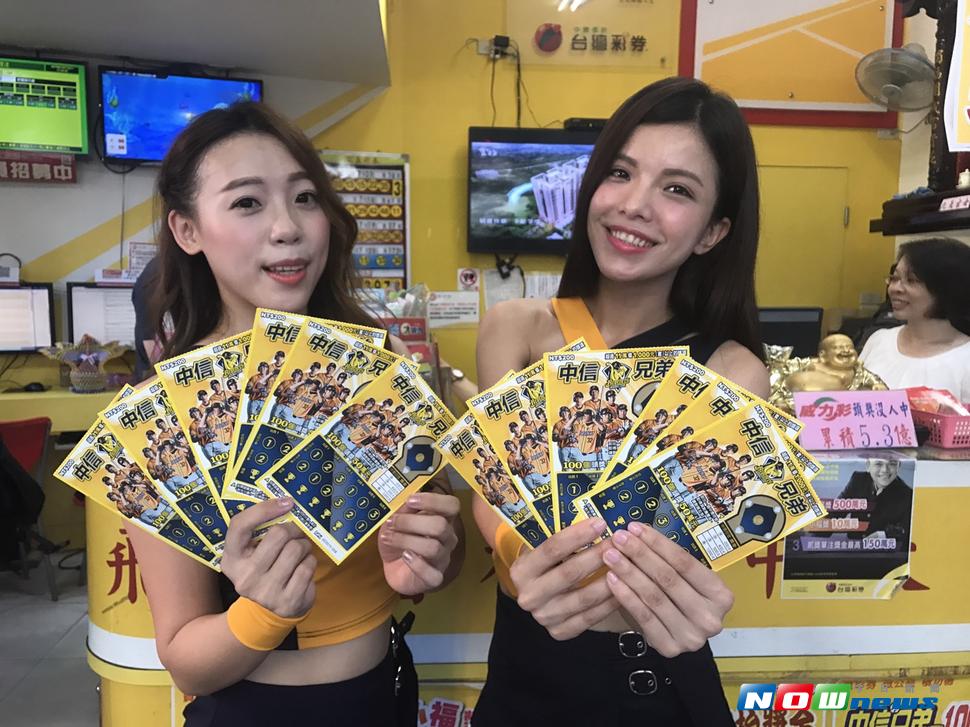 ▲中信兄弟啦啦隊 Passion Sisters 白白與凱蒂 Katy 現身公益彩券投注站，為刮刮樂「中信兄弟」熱舞助陣。（圖／記者顏真真攝 , 2017.07.21）