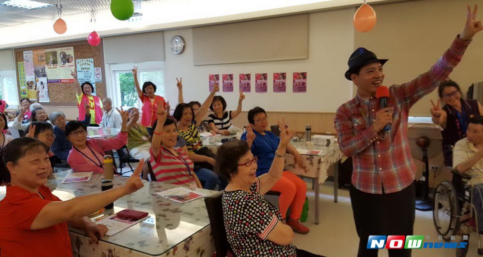 新北市土城頂埔公共托老中心今（21）日擴大老人共餐，藝人陳凱倫也到場與長輩們切磋歌藝、吃飯聊天。（圖／記者陳志仁攝，2017.07.21）