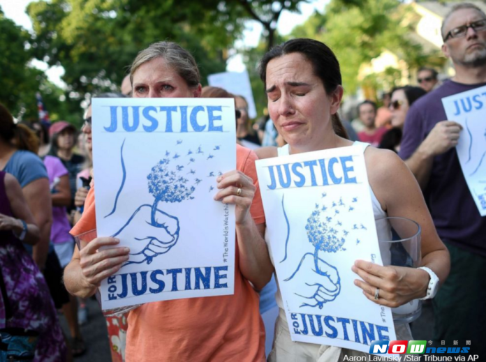 週四在美國明尼蘇打州的明尼亞波利斯聚集了上百人，為日前誤遭警員開槍射殺的澳大利亞籍準新娘達蒙（Justine Damond）抗議。（圖／翻攝自abcNEWS）