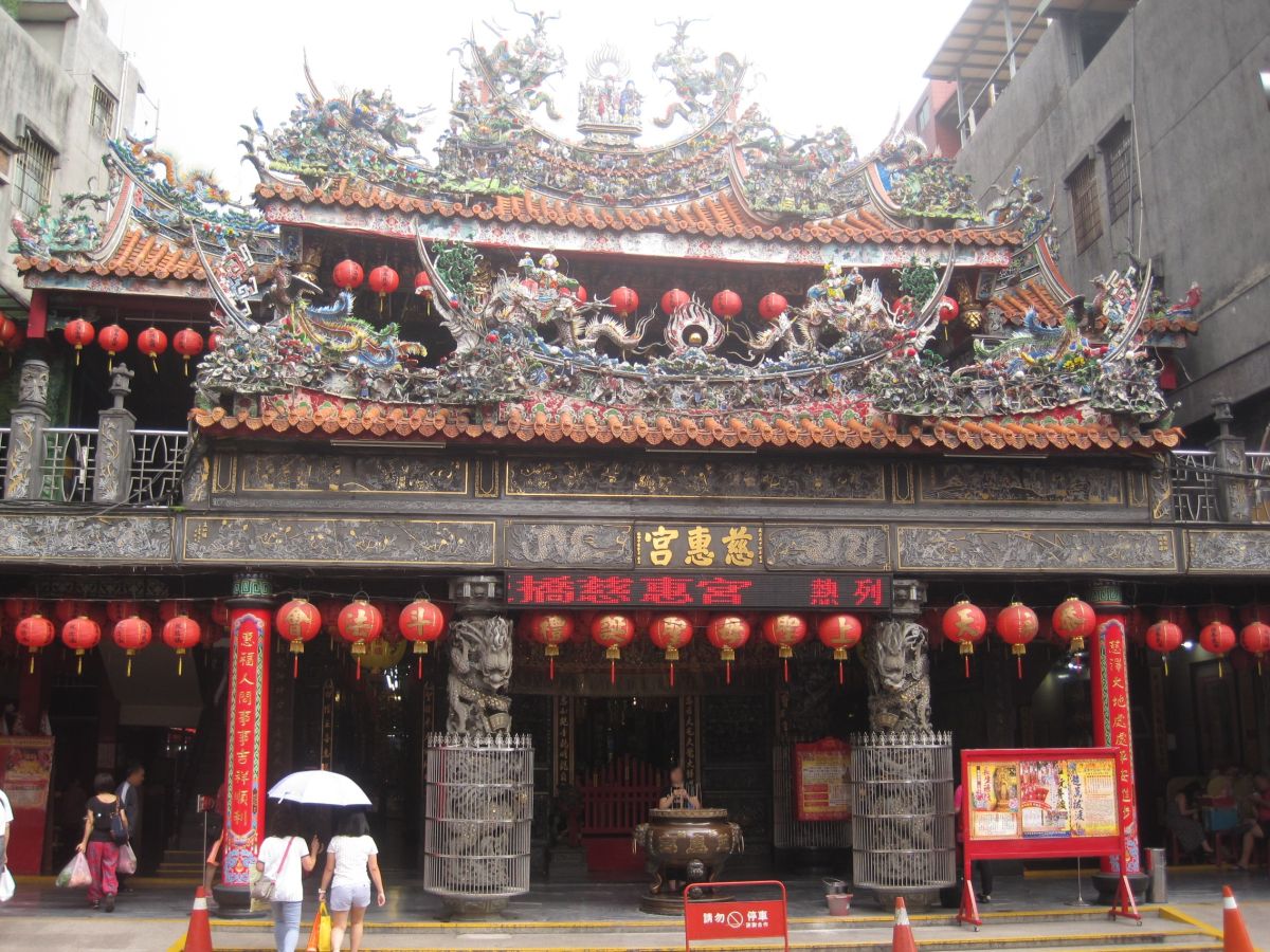 ▲板橋慈惠宮是板橋地區信仰中心，廟方表示願配合政府政策，也鼓勵香客減燒香及金紙。（圖／翻攝自維基百科）