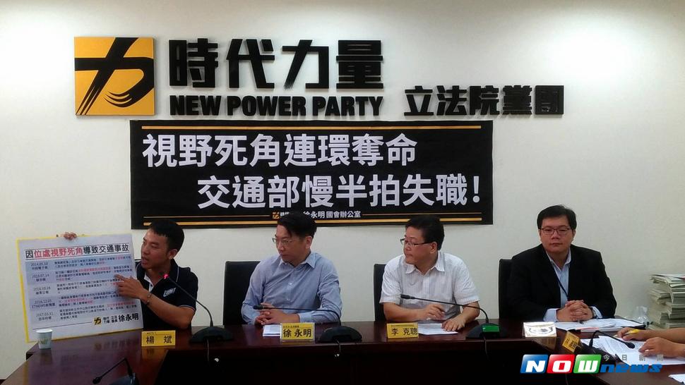 交通部路政司監理科科長趙晉緯在「視野死角連環奪命，交通部慢半拍失職」記者會中表示，將從107年起，強制要求大客車與大貨車新車加裝行車視野輔助系統。（圖／記者張雄風攝 , 2017.7.21）