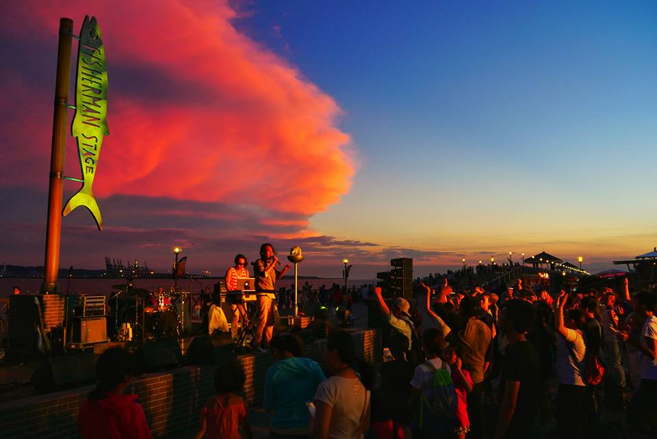 「2017 淡水漁人舞台－夏日原創音樂季」每周六日都有不同樂團輪番上陣帶來精采演出。（圖／新北市觀光旅遊局提供）