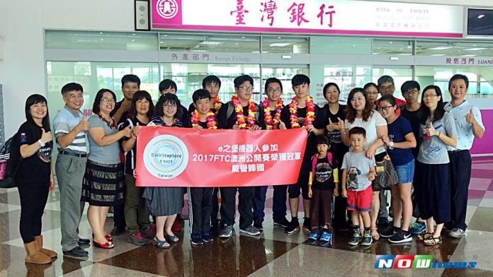 來自高雄的SWIRLEXPLORE團隊返抵高雄小港國際機場，親友們熱情接機。（圖／記者郭俊暉攝 , 2017.07.18）