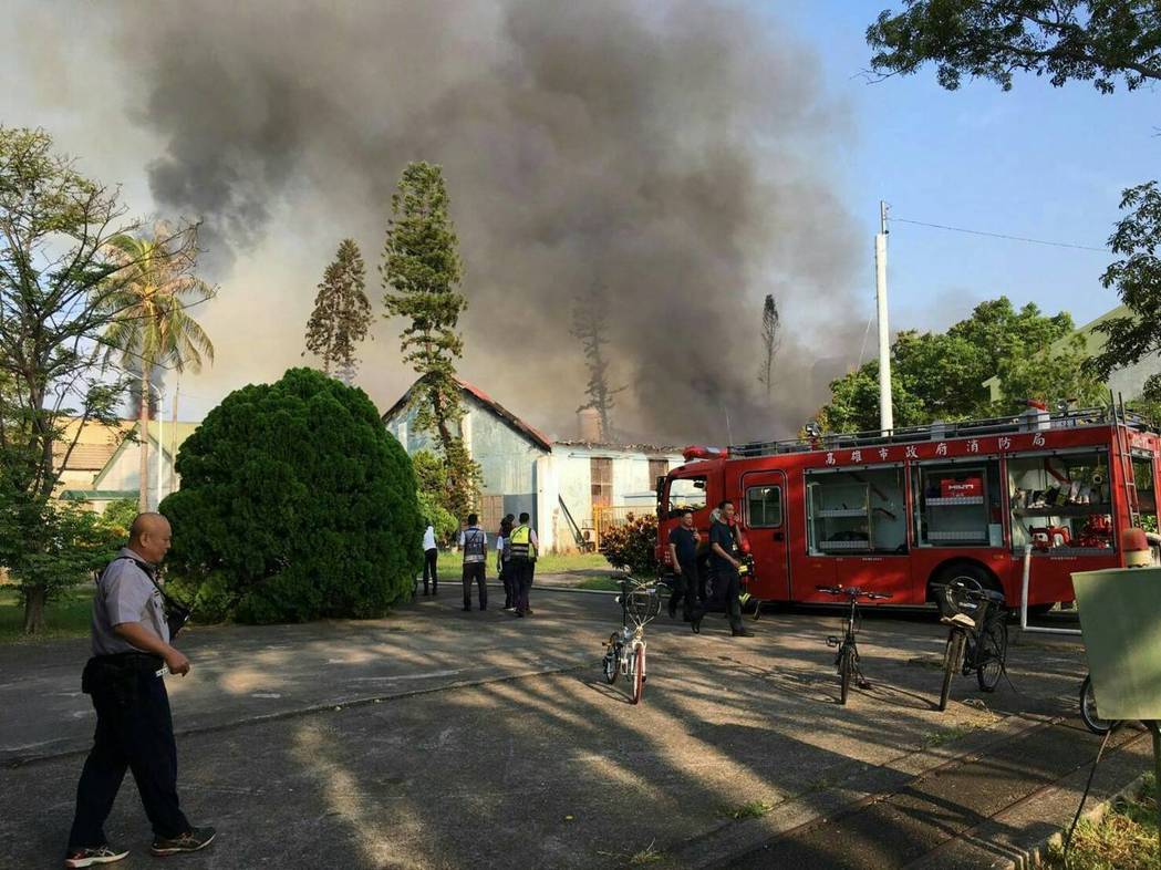 高雄市前鎮區中山三路的205兵工廠21日上午驚傳火警，所幸並無造成人員傷亡。（圖／社會中心翻攝）