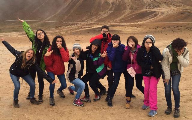 參與計畫的學生與志工營同伴在冰島旅行，一起扮鬼臉合照。（圖／教育部青年署提供）