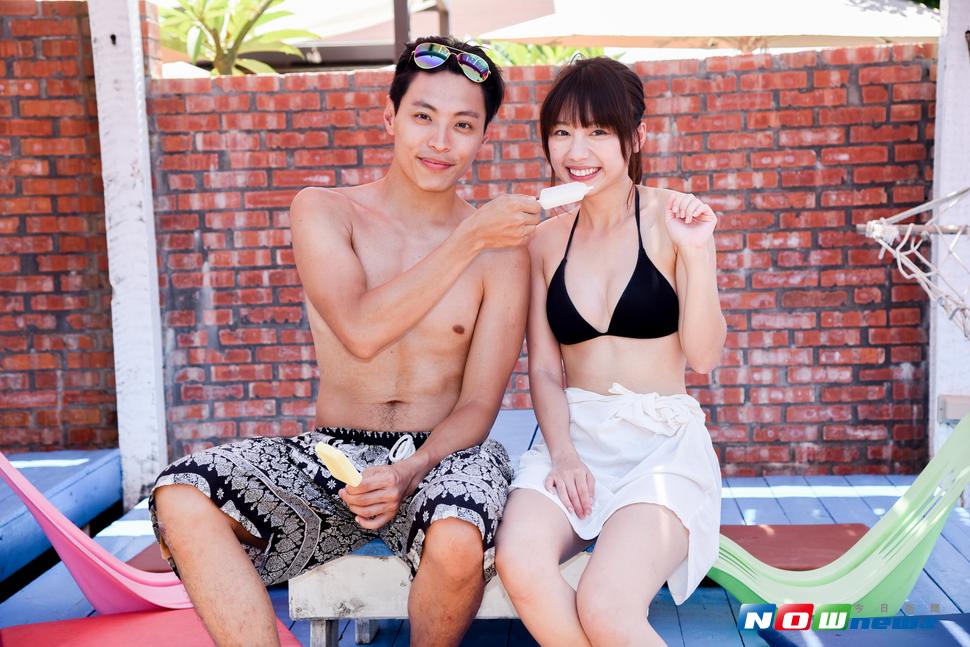 民視《我的老師叫小賀》演員海邊戲水開趴，演員王上豪、陳芊羽。（圖／記者陳明安攝，2017.07.20）