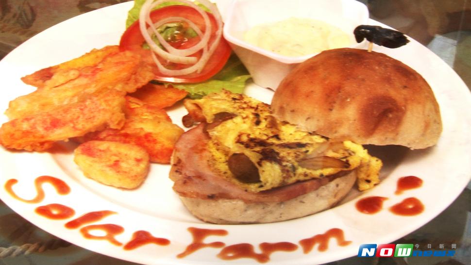 蟋蟀漢堡裡的餡料是使用晁陽自種的鴻喜菇及生菜等，再附上大片火腿、番薯條，相當豐盛。