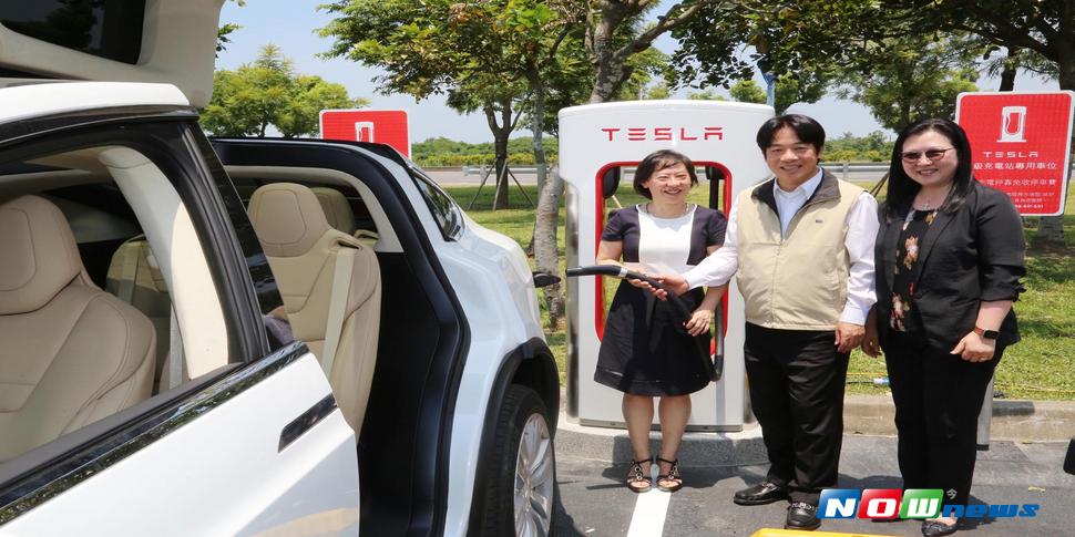 亞洲首座與博物館結合的電動汽車充電站，今日於台南都會公園博物館園區奇美館啟用。（圖／南市新聞處提供，2017.07.20）