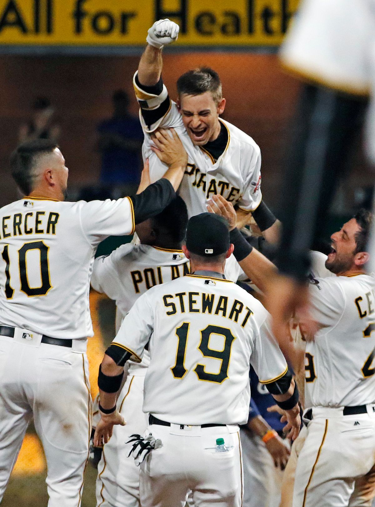 海盜隊Max Moroff（上）擊出再見安打。（圖／美聯社／達志影像）