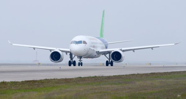 5月5日，中國大陸首款國際主流水準的幹線客機C919在上海浦東國際機場安全落地後滑行。