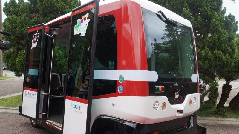 ▲無人駕駛巴士EZ10日前於台大校園試營運，搭乘過後的民眾說坐起來十分平穩。（圖／翻攝自台灣大學網站，下同）