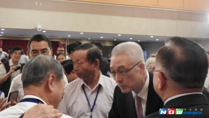 吳敦義參加「中華民國退伍軍人協會」紀念抗戰80周年及創會29周年會慶，致詞後與現場退役軍人互動熱烈。（圖／記者戴祺修攝,2017.07.20）