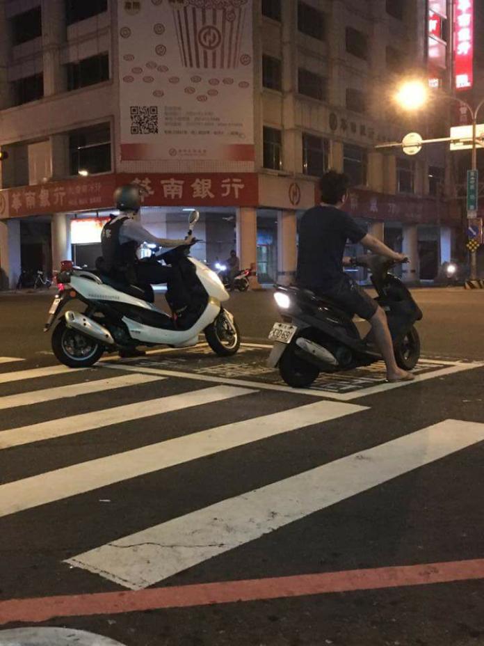 ▲沒戴安全帽巧遇警察，網虧：敵不動我不動。（圖／翻攝自爆料公社）