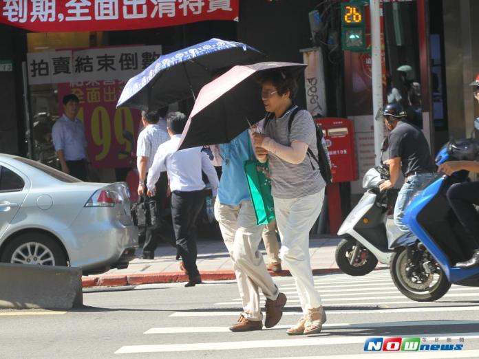 炎炎夏日，出外必備洋傘、防曬乳等防曬用品。（圖／NOWnews資料照）