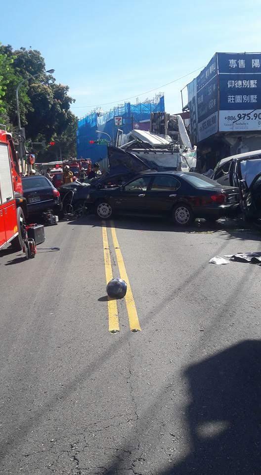 台北市仰德大道19日發生連環車禍，造成4死9傷。（圖／翻攝自爆料公社）